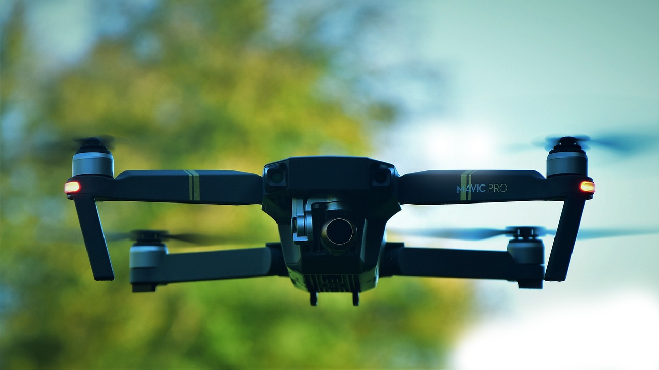 Kaukolämpöverkkoa kuvataan dronella